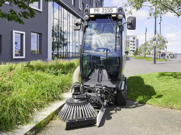 Komunální stroj Egholm Park Ranger 2155