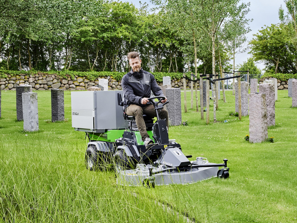 Komunální stroj Egholm Park Ranger 2155