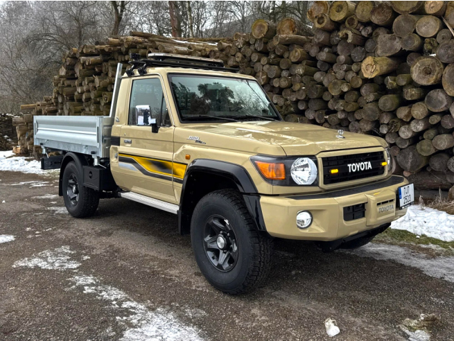 Terénní pracovní automobil Toyota Land Cruiser 79